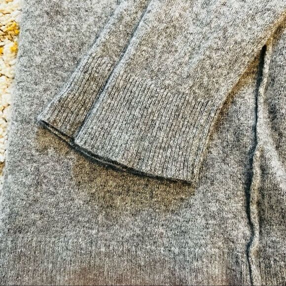 Benedetta B Merino Wool & Cashmere Italian V-Neck Sweater, Gray, Size Medium - Picture 9 of 12
